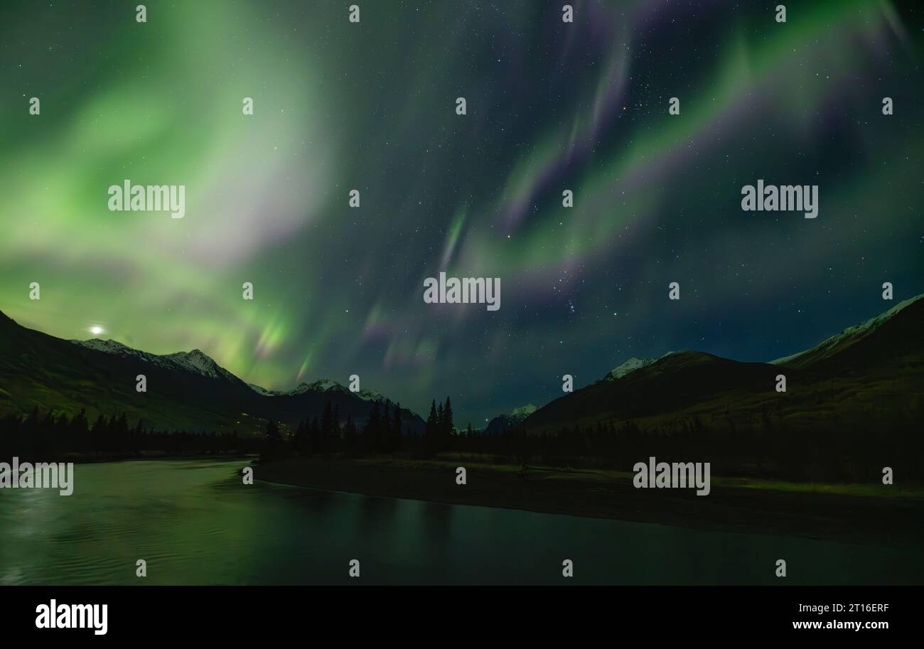 L'Aurora boreale si affaccia sulle Chugach Mountains e sul fiume Eagle nell'Alaska centro-meridionale. Foto Stock