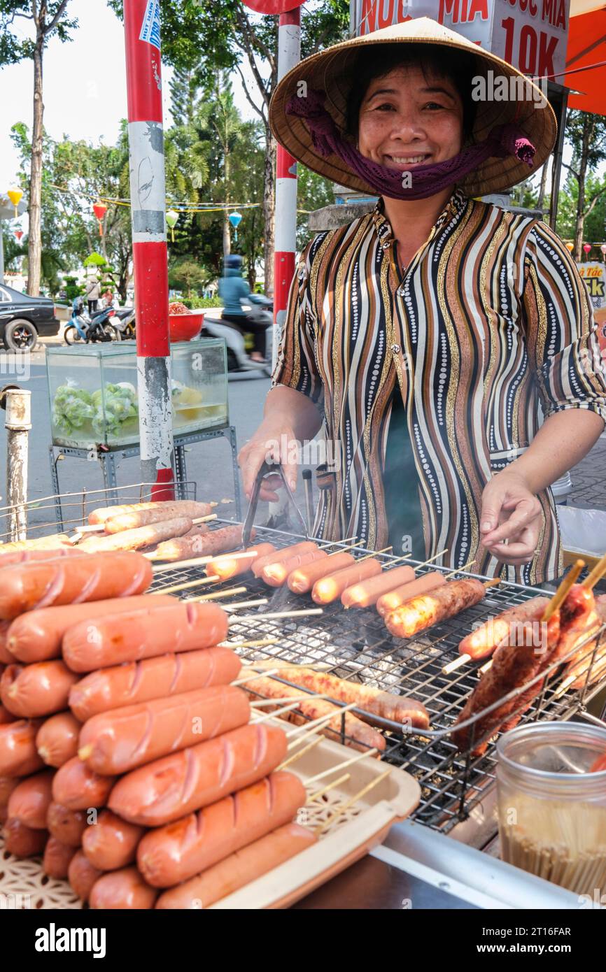 CAN Tho, Vietnam. Salsicce arrostite da venditori di Street Food. Foto Stock