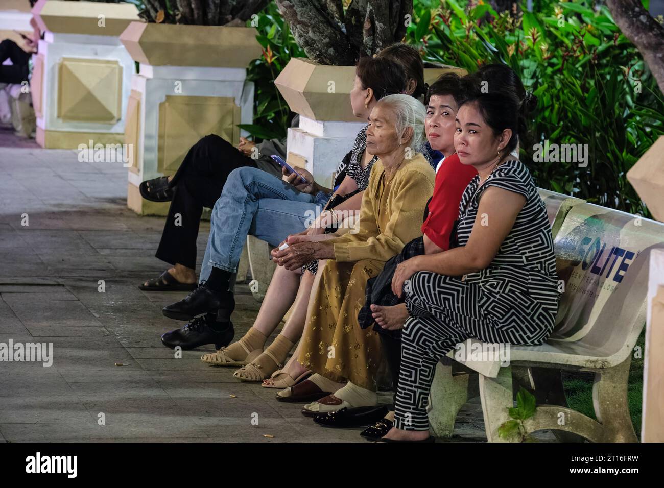 CAN Tho, Vietnam. Donne che riposano in hai Ba Trung Street, prima sera. Foto Stock