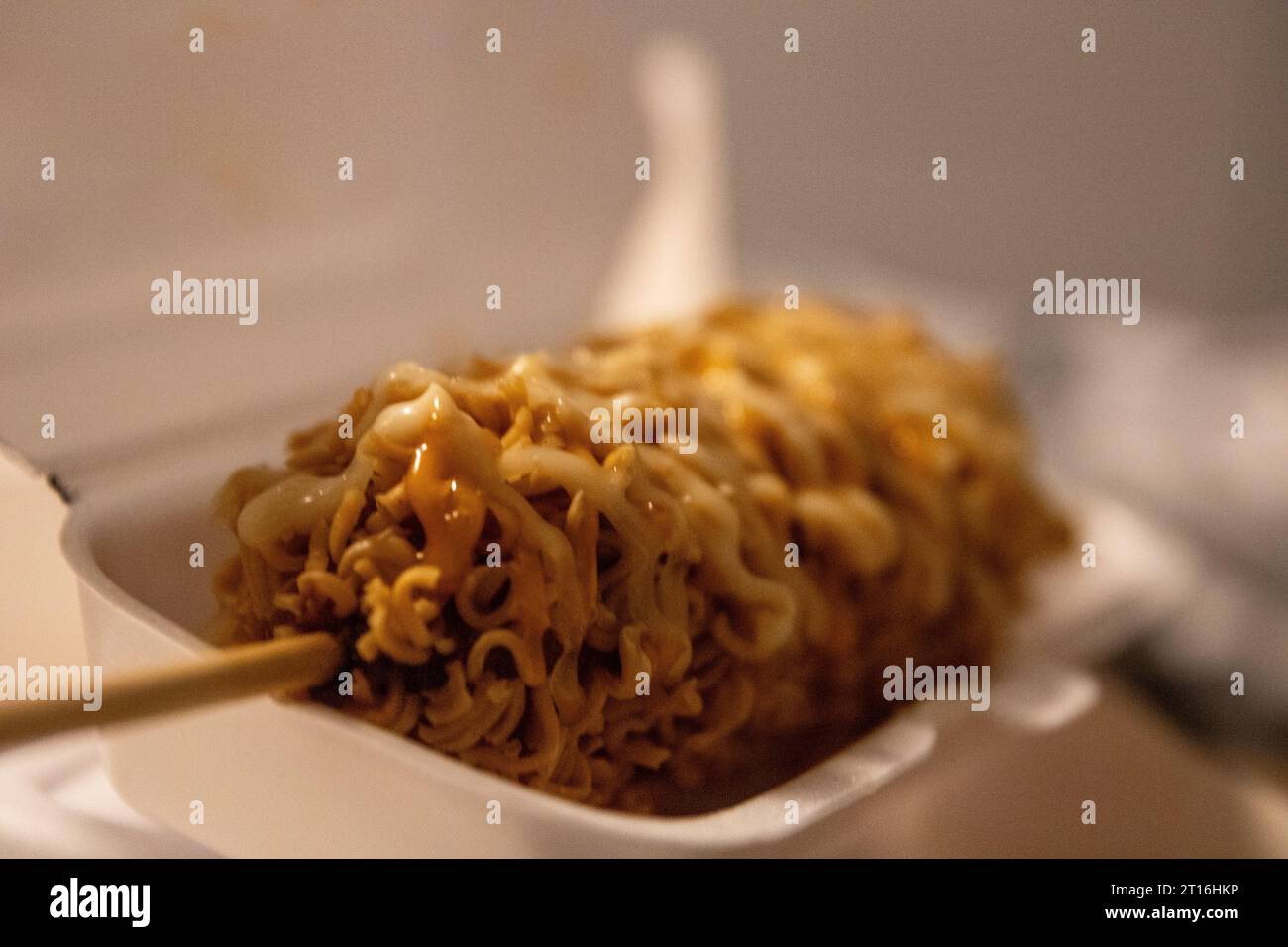 Corndog Ramen giapponese con salsa maionese Foto Stock