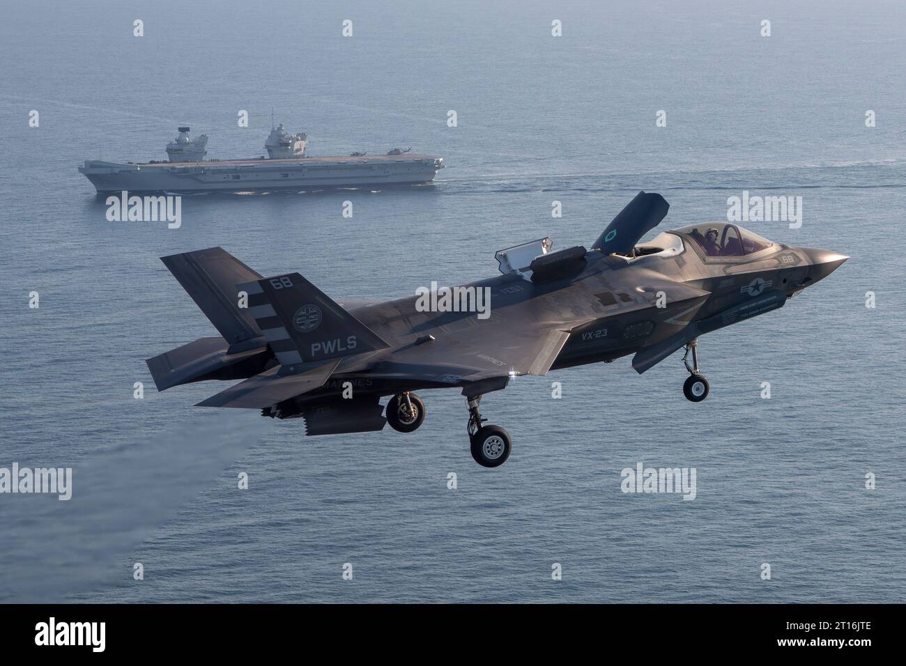 11 ottobre 2023: Oceano Atlantico: BF-18 Flt 575, USMC test pilot, il maggiore Paul Gucwa dello Air test and Evaluation Squadron 23 (VX-23) vola un F-35B a bordo della HMS Prince of Wales a supporto dell'ultimo test in mare per F-35B (DT-3). Portaerei HMS Prince of Wales (R09) la partecipazione a WESTLANT 23 comprende una serie di prove di aerei navali nel Regno Unito e negli Stati Uniti nell'Atlantico occidentale per tutto l'autunno del 2023. (Immagine di credito: © Dane Wiedmann/U.S. Navy/ZUMA Press Wire) SOLO PER USO EDITORIALE! Non per USO commerciale! Foto Stock