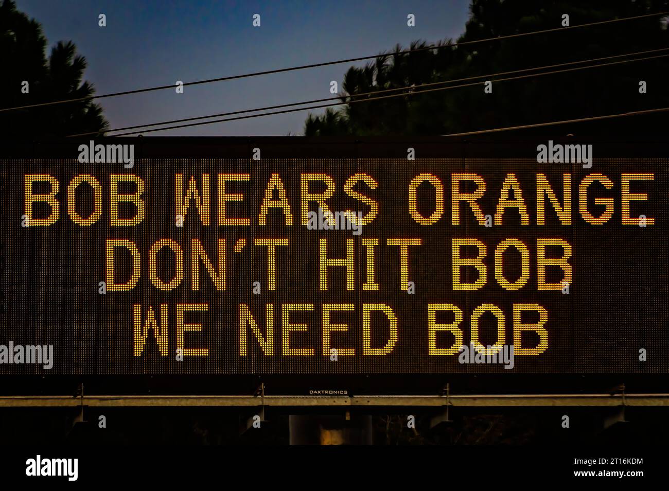 Un messaggio autostradale avverte gli automobilisti di non colpire il fittizio lavoratore stradale "Bob", 7 ottobre 2023, a Pascagoula, Mississippi. Foto Stock