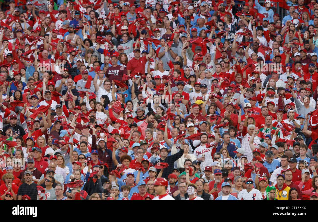 Philadelphia, Stati Uniti. 11 ottobre 2023. I tifosi dei Philadelphia Phillies esultano dopo che Bryce Harper batté un fuoricampo da tre punti nel terzo inning dando ai Phillies un vantaggio di 4-1 sugli Atlanta Braves in gara 3 della MLB National League Division Series al Citizens Bank Park di Philadelphia, mercoledì 11 ottobre 2023. Foto di Laurence Kesterson/UPI Credit: UPI/Alamy Live News Foto Stock