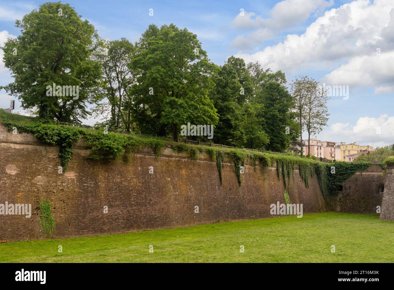Mura fortificate della Cittadella (XVI secolo), fortezza militare a forma di pentagono con bastioni e fossato, Parma, Italia Foto Stock