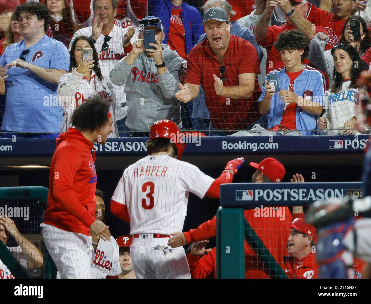 Philadelphia, Stati Uniti. 11 ottobre 2023. I tifosi dei Philadelphia Phillies fanno il tifo mentre Bryce Harper torna al dugout dopo aver colpito un fuoricampo solitario nel quinto inning per dare ai Phillies un vantaggio di 7-1 sugli Atlanta Braves nella terza partita di una MLB National League Division Series al Citizens Bank Park di Philadelphia, mercoledì, 11 ottobre 2023. Foto di Laurence Kesterson/UPI Credit: UPI/Alamy Live News Foto Stock