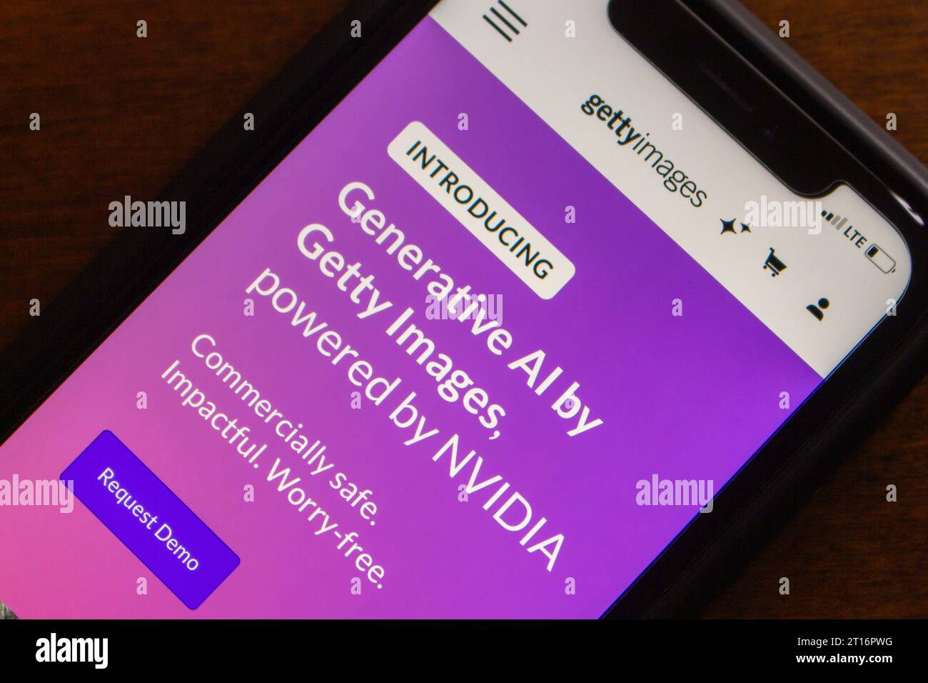 Vancouver, CANADA - 6 ottobre 2023 : Un post “Generative ai by Getty Images, powered by NVIDIA” visto su iPhone. Foto Stock