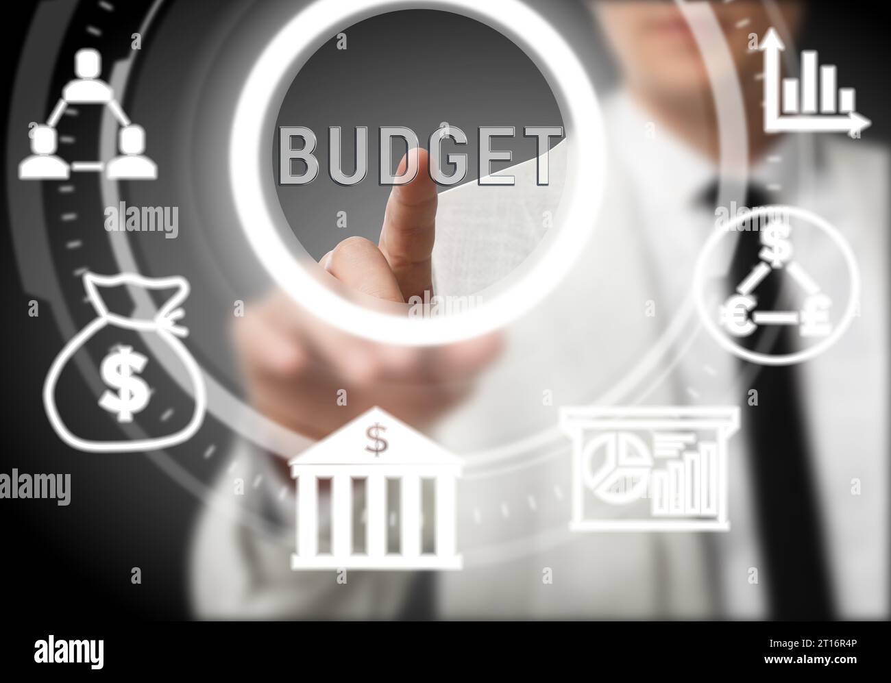 Gestione del budget. Uomo d'affari che utilizza uno schermo virtuale con icone finanziarie, primo piano Foto Stock