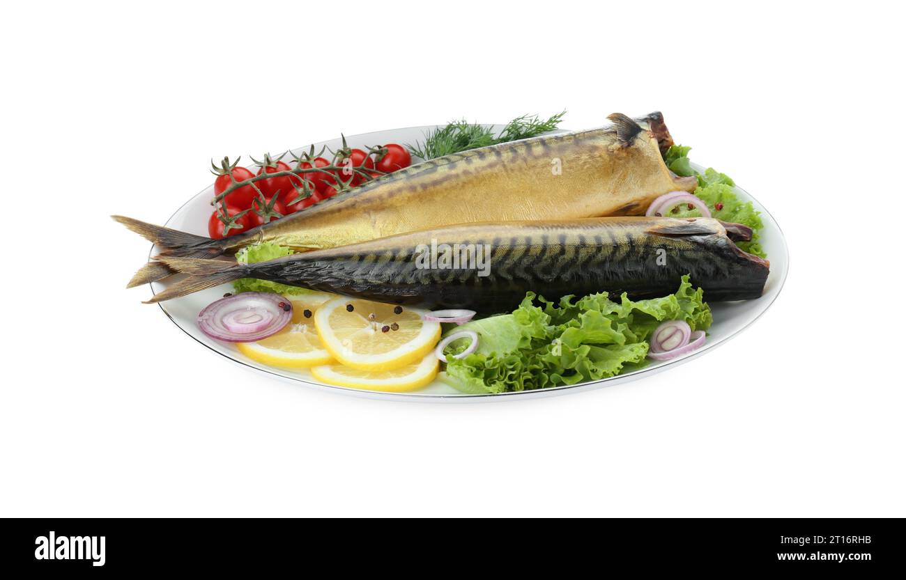 Deliziosi sgombri affumicati e prodotti su sfondo bianco Foto Stock