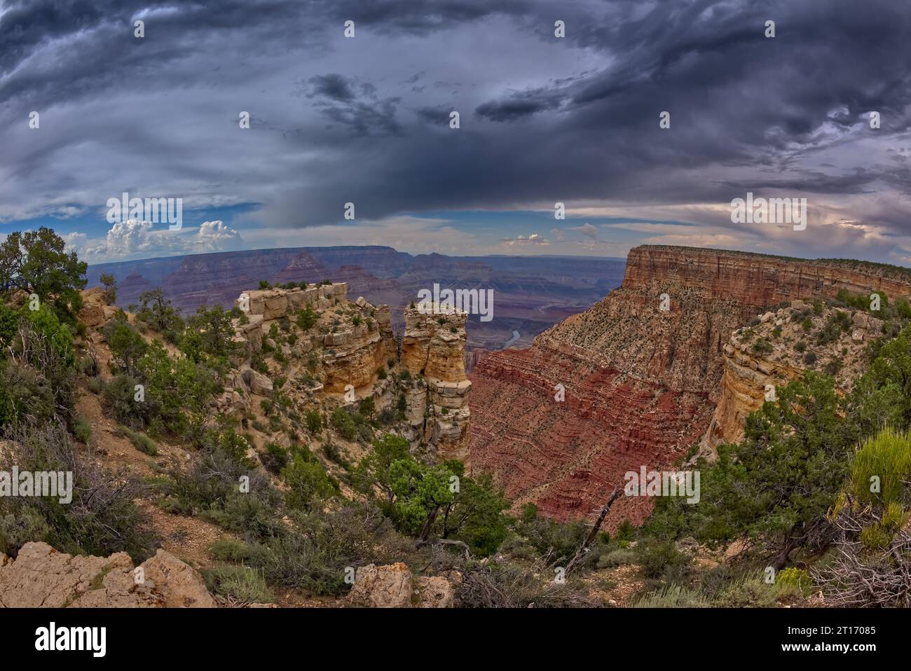 L'isola rocciosa di Moran Point al Grand Canyon South Rim in una giornata nuvolosa. Zuni Point è proprio a destra del centro in lontananza. Foto Stock