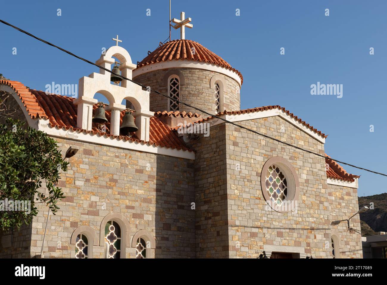 Plaka, Creta - Grecia - 23 settembre 2023: Esterno della Santa Chiesa di Agios Raffaello a Plaka, Creta, Grecia. Foto Stock