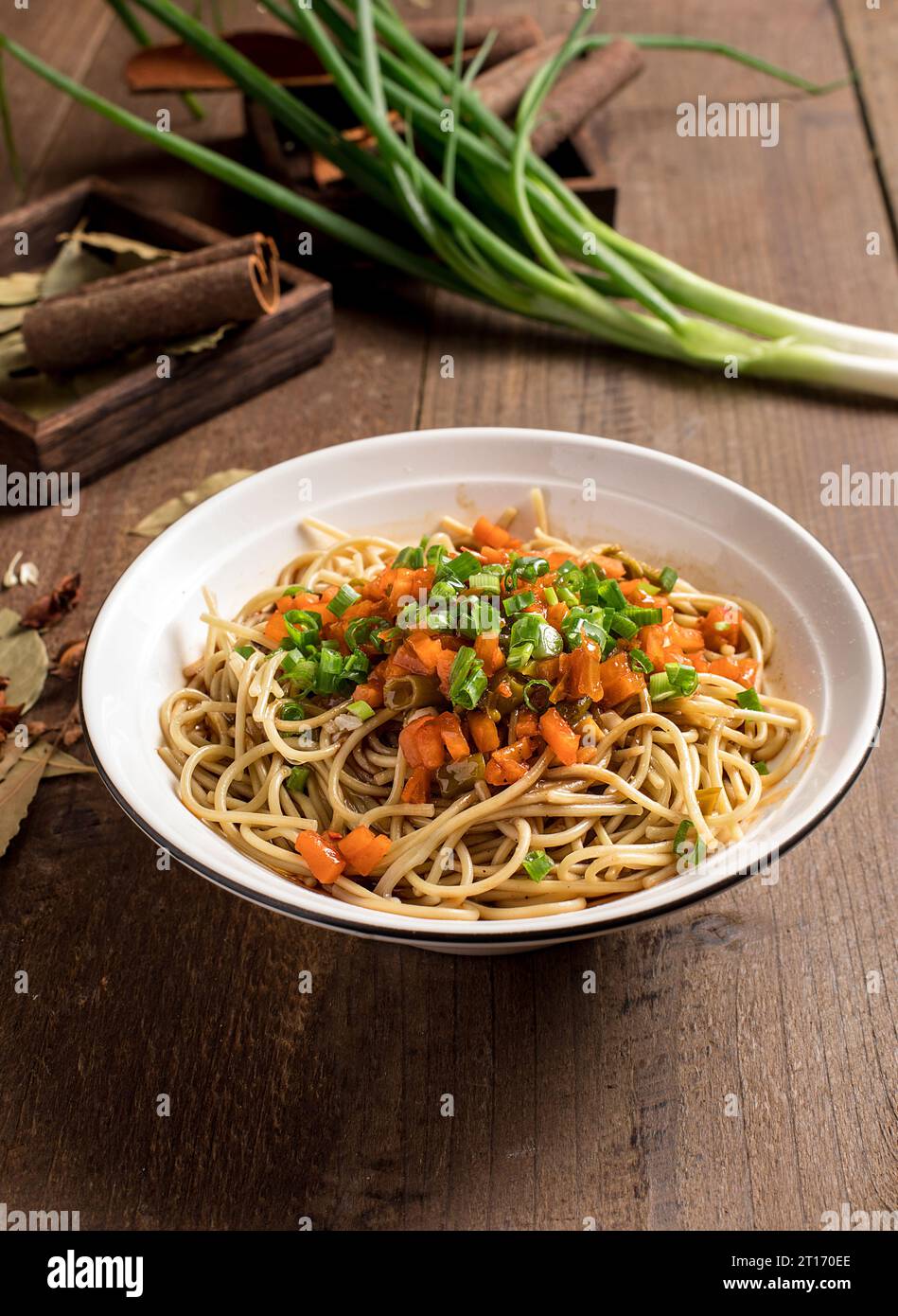 Spuntino di specialità di china Wuhan, spaghetti caldi secchi e speziati Foto Stock