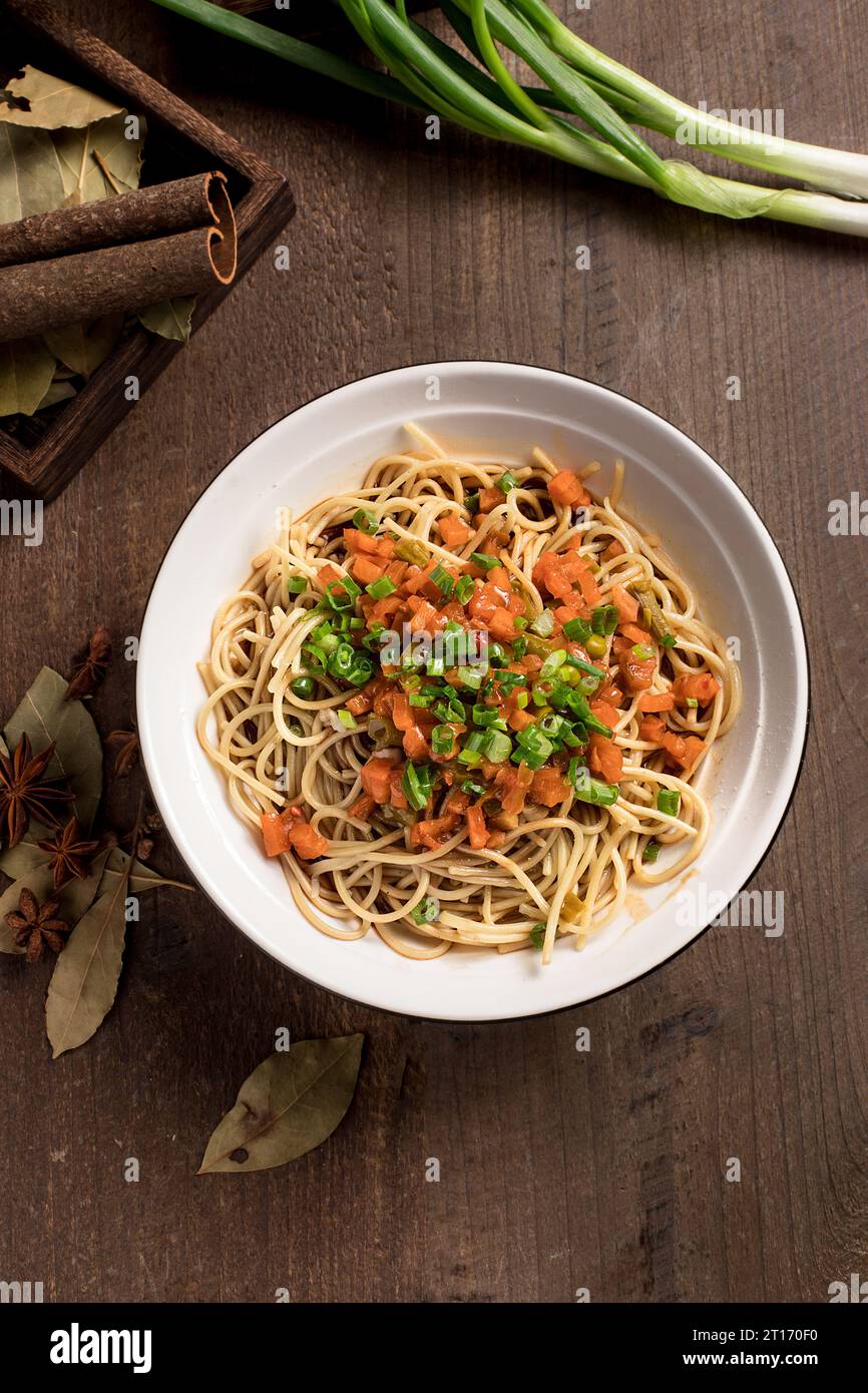 Spuntino di specialità di china Wuhan, spaghetti caldi secchi e speziati Foto Stock