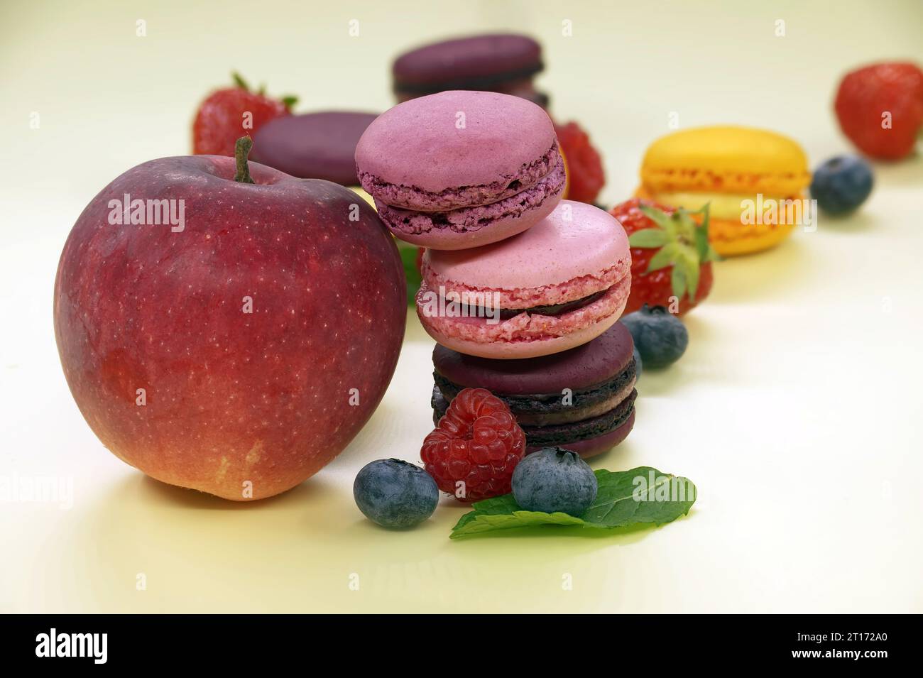 Tavolo ripieno di macaron e frutta, fascino visivo della gioia del cibo di frutta e dessert Foto Stock