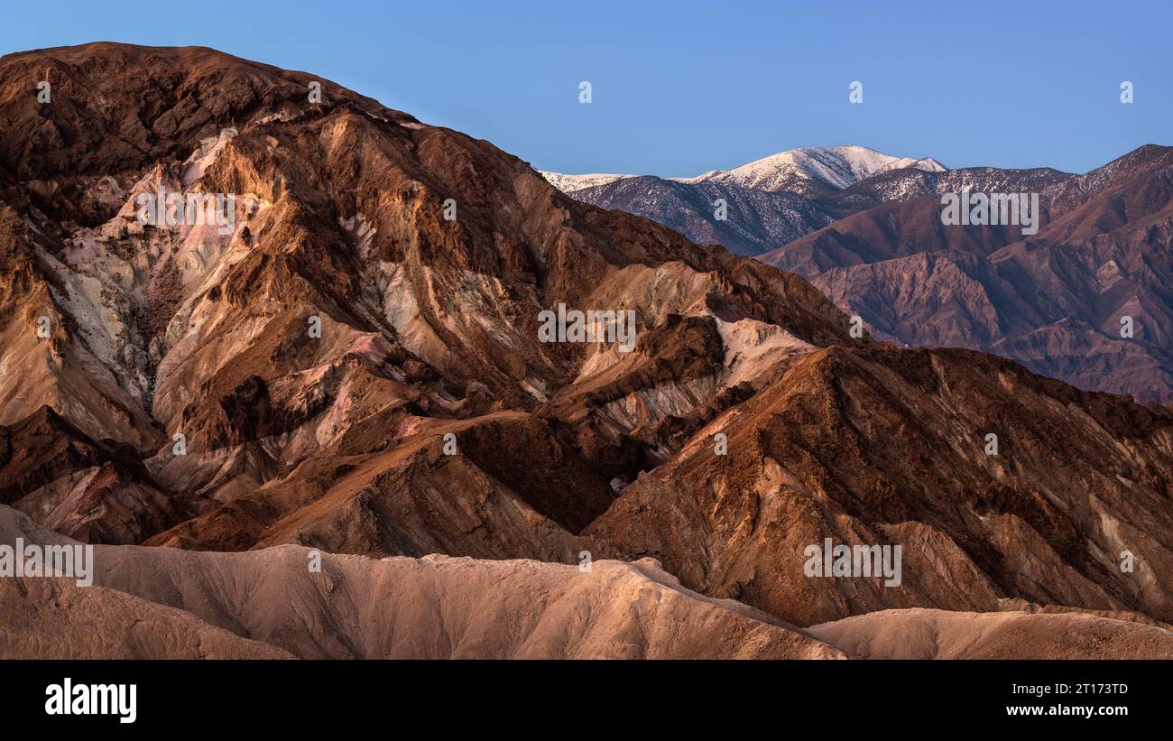 Pyramid Peak visto da Zabriskie Point, Valle della morte Foto Stock