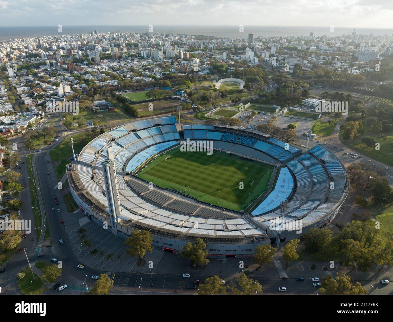Montevideo, Uruguay. 11 ottobre 2023. Vista aerea dello stadio Centenario. La partita di apertura della Coppa del mondo FIFA 2030 si svolgerà al Centenario Stadium di Montevideo. Il Centenario Stadium è stato inaugurato nel 1930 come sede della prima Coppa del mondo della storia ed è stato dichiarato monumento storico del calcio mondiale dalla FIFA nel 1983. Credito: Santiago Mazzarovich/dpa/Alamy Live News Foto Stock