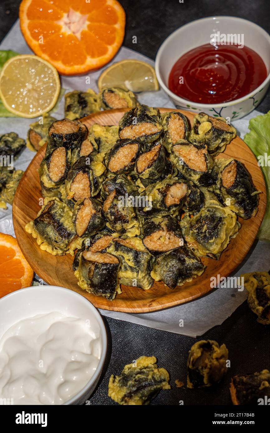 Involtino di pollo fritto alle alghe marine. Concetto di fotografia gastronomica per il menu. Cucinato in casa. Scatto selettivo della messa a fuoco. Foto Stock