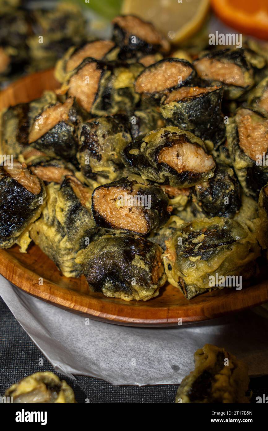Involtino di pollo fritto alle alghe marine. Concetto di fotografia gastronomica per il menu. Cucinato in casa. Scatto selettivo della messa a fuoco. Foto Stock
