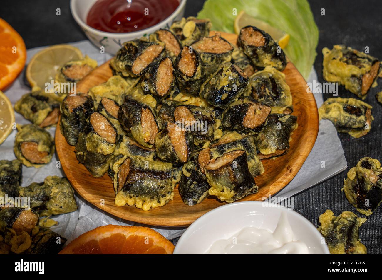 Involtino di pollo fritto alle alghe marine. Concetto di fotografia gastronomica per il menu. Cucinato in casa. Scatto selettivo della messa a fuoco. Foto Stock