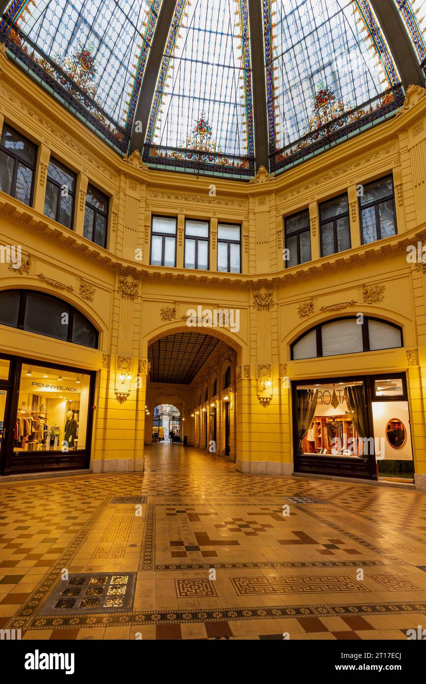 Oktogon è un passaggio urbano nel centro di Zagabria, che collega Piazza Petar Preradović con via Ilica attraverso l'edificio dell'ex primo Croati Foto Stock