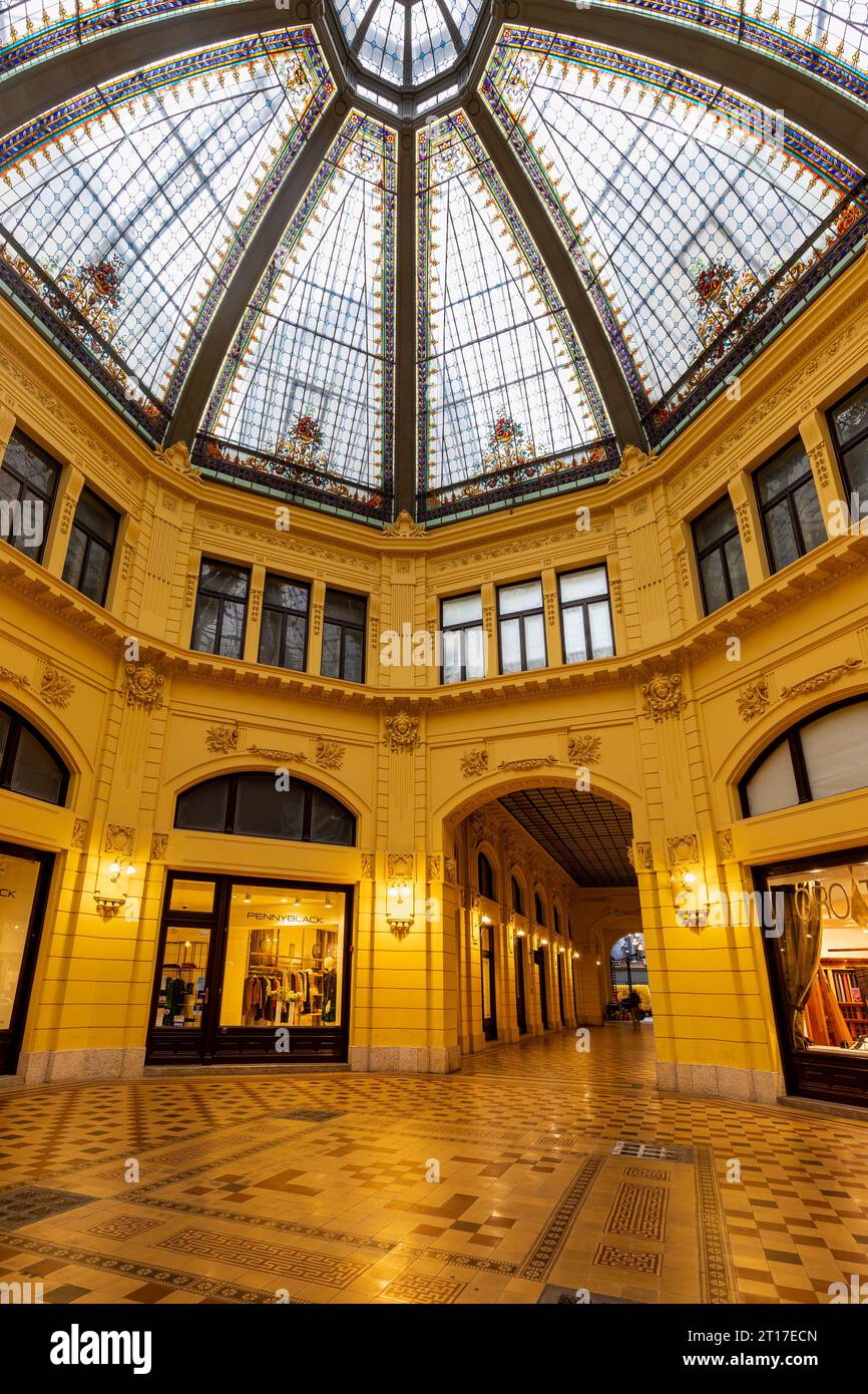 Oktogon è un passaggio urbano nel centro di Zagabria, che collega Piazza Petar Preradović con via Ilica attraverso l'edificio dell'ex primo Croati Foto Stock