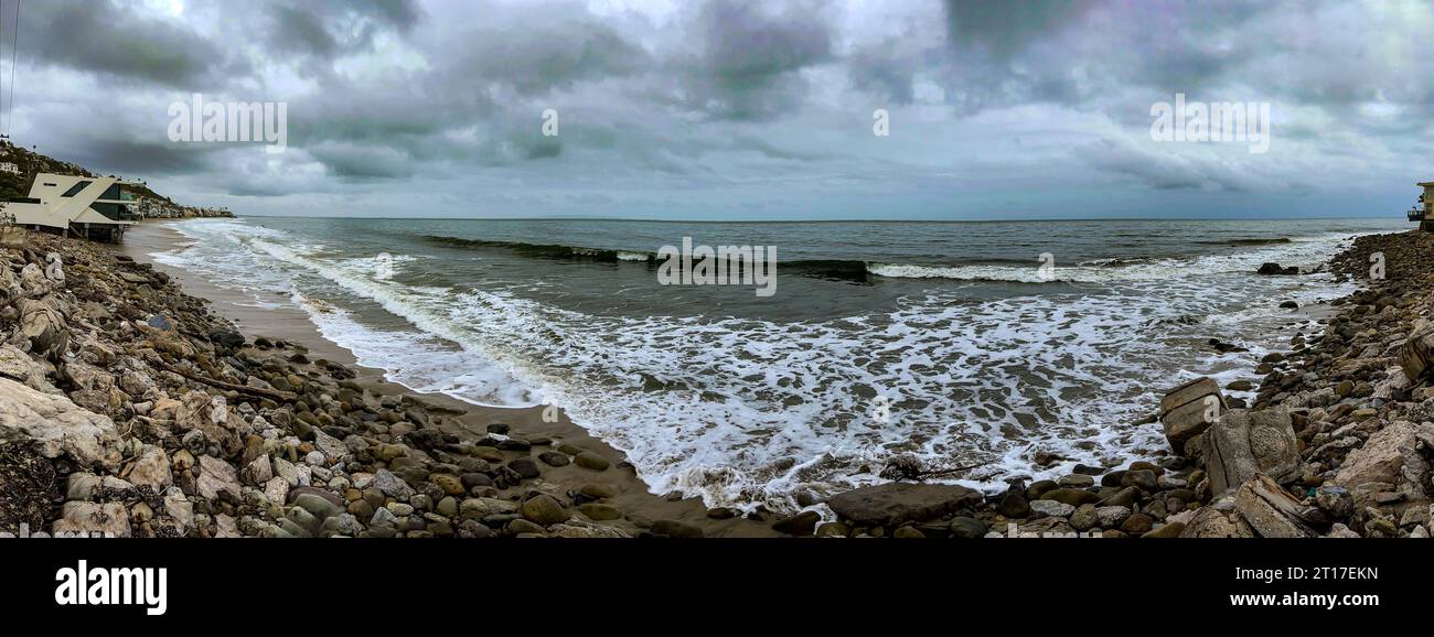 Una scogliera nella città californiana di Malibu, questo è un luogo molto famoso, frequentato da turisti, surfisti e celebrità del cinema. Foto Stock