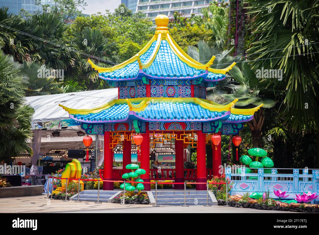 Un caleidoscopio di colori e vivaci sfumature dell'ambiente del Padiglione Cinese in un evento all'aperto a Singapore. Foto Stock