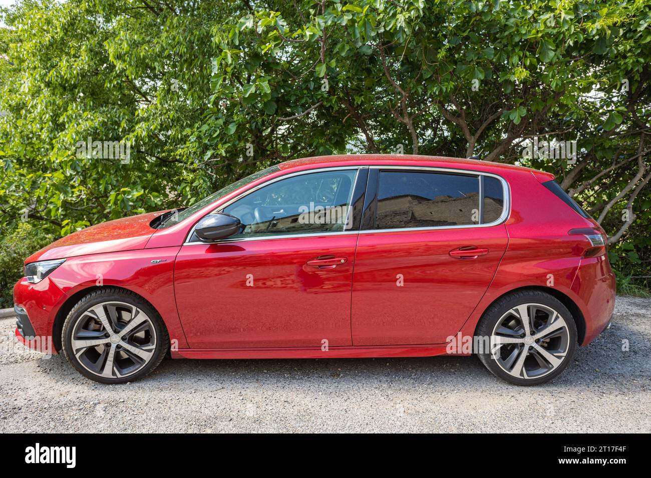Auto del marchio Red Peugeot 308 parcheggiata sul lato di una strada Foto Stock