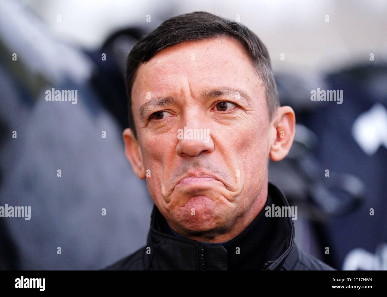 Frankie Dettori durante una fotochiamata a Southbank, Londra. Dopo 37 anni di guida competitiva, la leggenda dello sport si ritirerà dalla sella. L'ultima corsa di Frankie sul suolo britannico si svolgerà sabato 21 ottobre al QIPCO British Champions Day di Ascot. Data immagine: Giovedì 12 ottobre 2023. Foto Stock