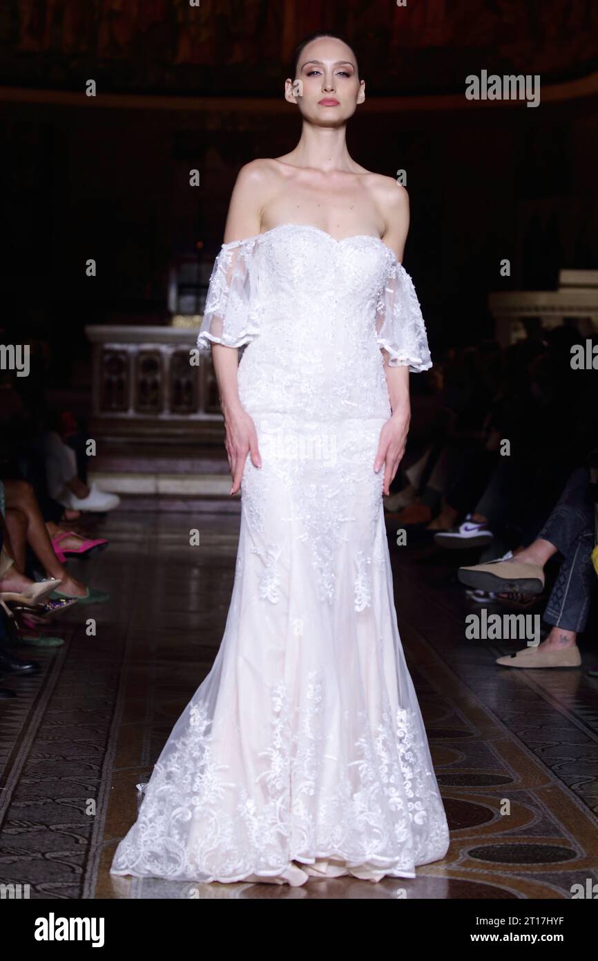 Roma, Italia, 11/10/2023, modella sulla passerella di Roma Moda Bianca 2023 all'interno della chiesa di S. Paul's whitin the Walls in Rome - Credit Image: Evandro Inetti/ZUMA Press Wire Picture: GV, General View Rif: SPL9962233 111023 foto NON ESCLUSIVA di: Zuma/SplashNews.com Splash News and Pictures USA: 310-525-5808 UK: 020 8126 1009 eamteam@shutterstock.com World Rights, No Argentina Rights, No Belgium Rights, No China Rights, No Czechia Rights, nessun diritto alla Finlandia, nessun diritto alla Francia, nessun diritto all'Ungheria, nessun diritto al Giappone, nessun diritto al Messico, nessun diritto nei Paesi Bassi, nessun diritto in Norvegia, nessun diritto in Perù, No Foto Stock