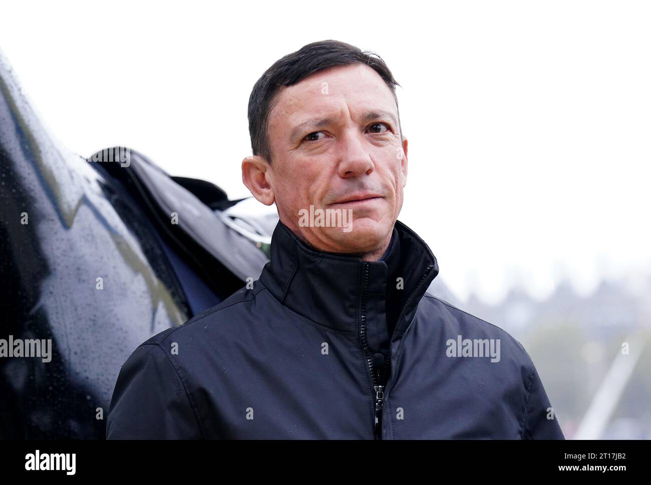 Frankie Dettori durante una fotochiamata a Southbank, Londra. Dopo 37 anni di guida competitiva, la leggenda dello sport si ritirerà dalla sella. L'ultima corsa di Frankie sul suolo britannico si svolgerà sabato 21 ottobre al QIPCO British Champions Day di Ascot. Data immagine: Giovedì 12 ottobre 2023. Foto Stock