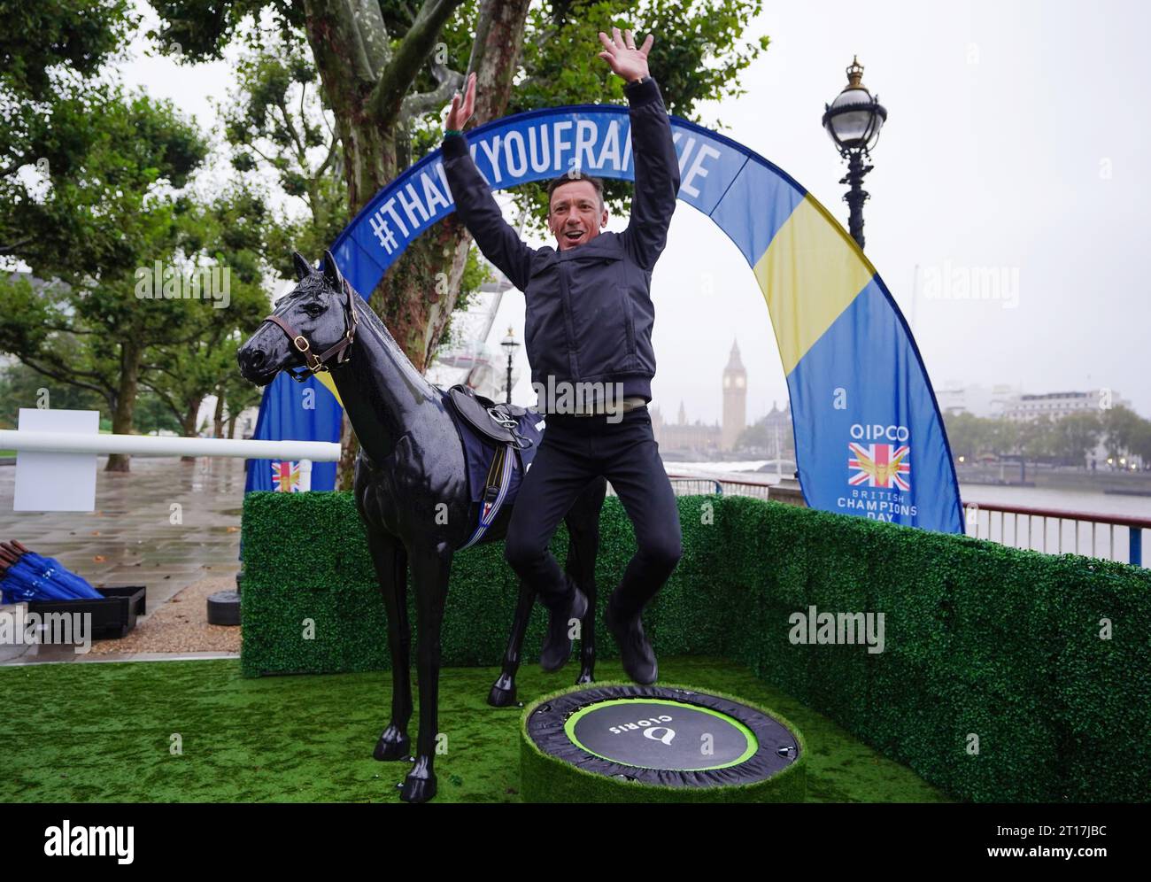 Frankie Dettori durante una fotochiamata a Southbank, Londra. Dopo 37 anni di guida competitiva, la leggenda dello sport si ritirerà dalla sella. L'ultima corsa di Frankie sul suolo britannico si svolgerà sabato 21 ottobre al QIPCO British Champions Day di Ascot. Data immagine: Giovedì 12 ottobre 2023. Foto Stock