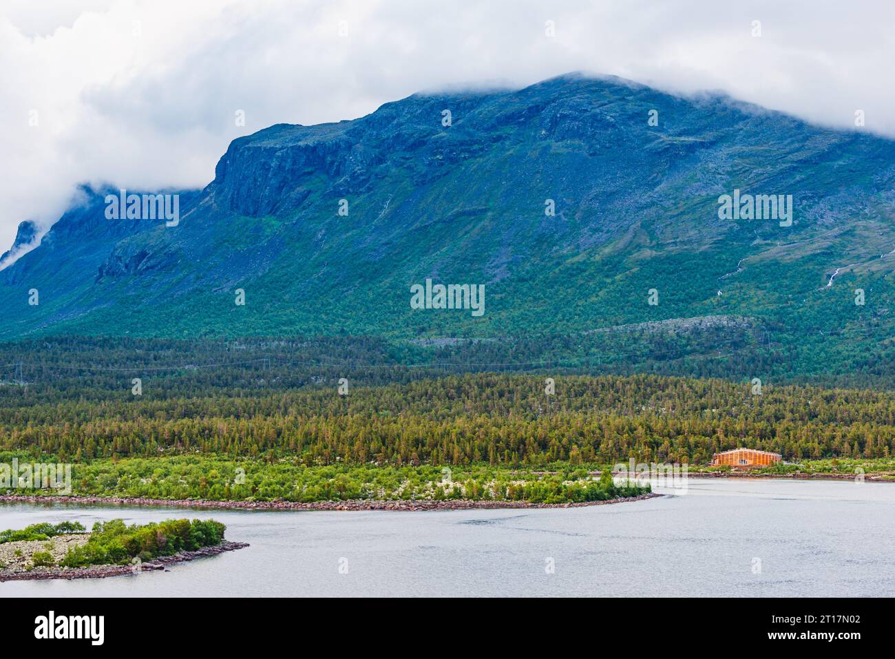 Un paesaggio panoramico con un centro visitatori tra la bellezza di Lappland. Foto Stock
