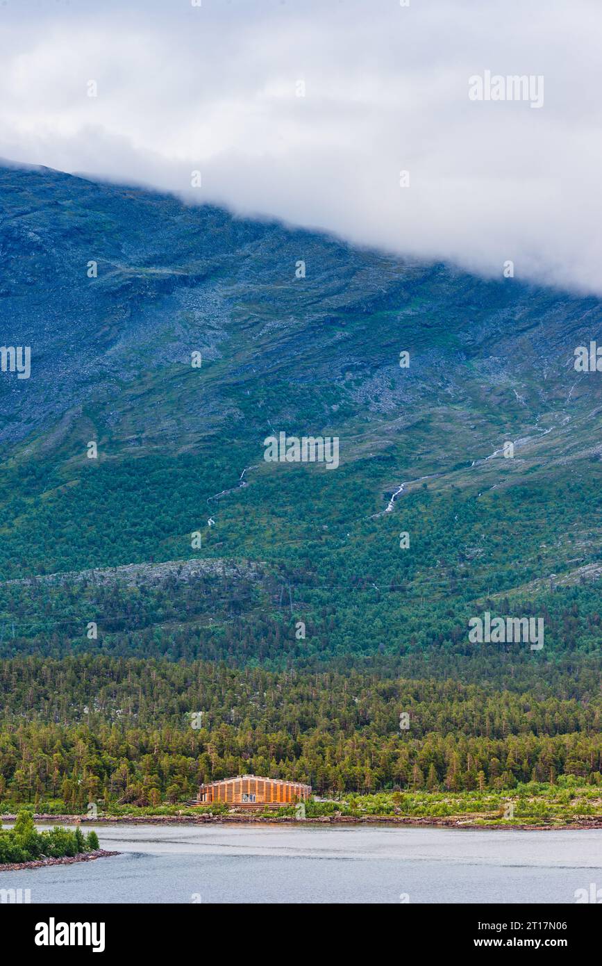 Un paesaggio panoramico con un centro visitatori tra la bellezza di Lappland. Foto Stock