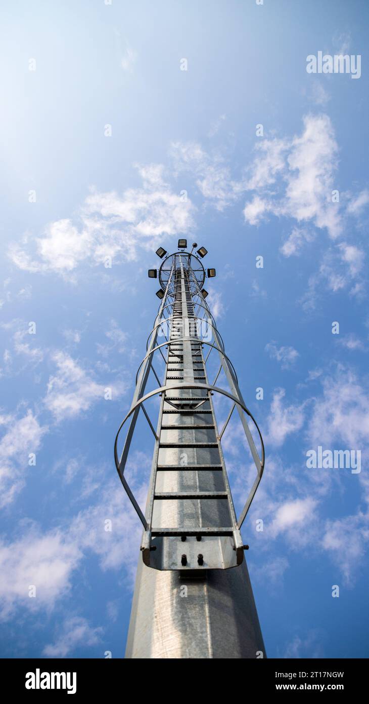 Torre Antena e cielo azzurro Foto Stock