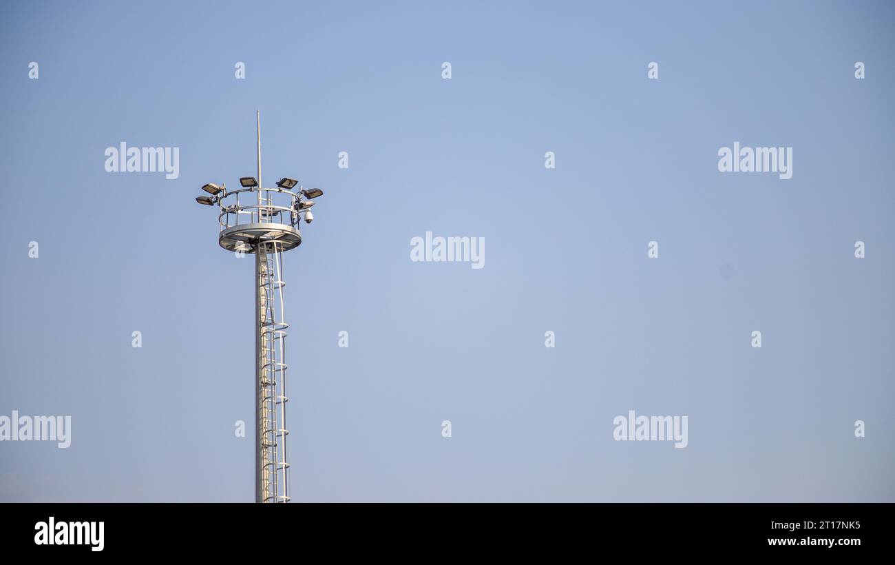 Torre Antena e cielo azzurro Foto Stock