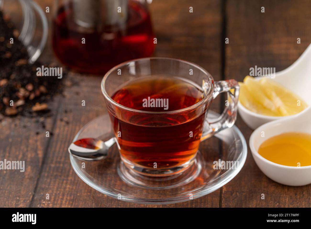 Tè turco appena preparato in tazza di vetro su un tavolo di legno Foto Stock