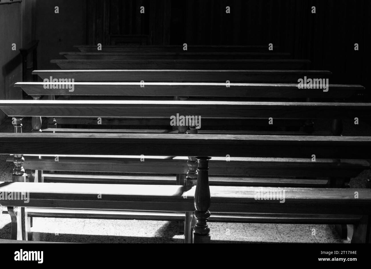 La luce del sole penetra attraverso una finestra per illuminare le panche del Santuario della Madonna della Ceriola. Monte Isola, Lombardia. Settembre 2023 Foto Stock