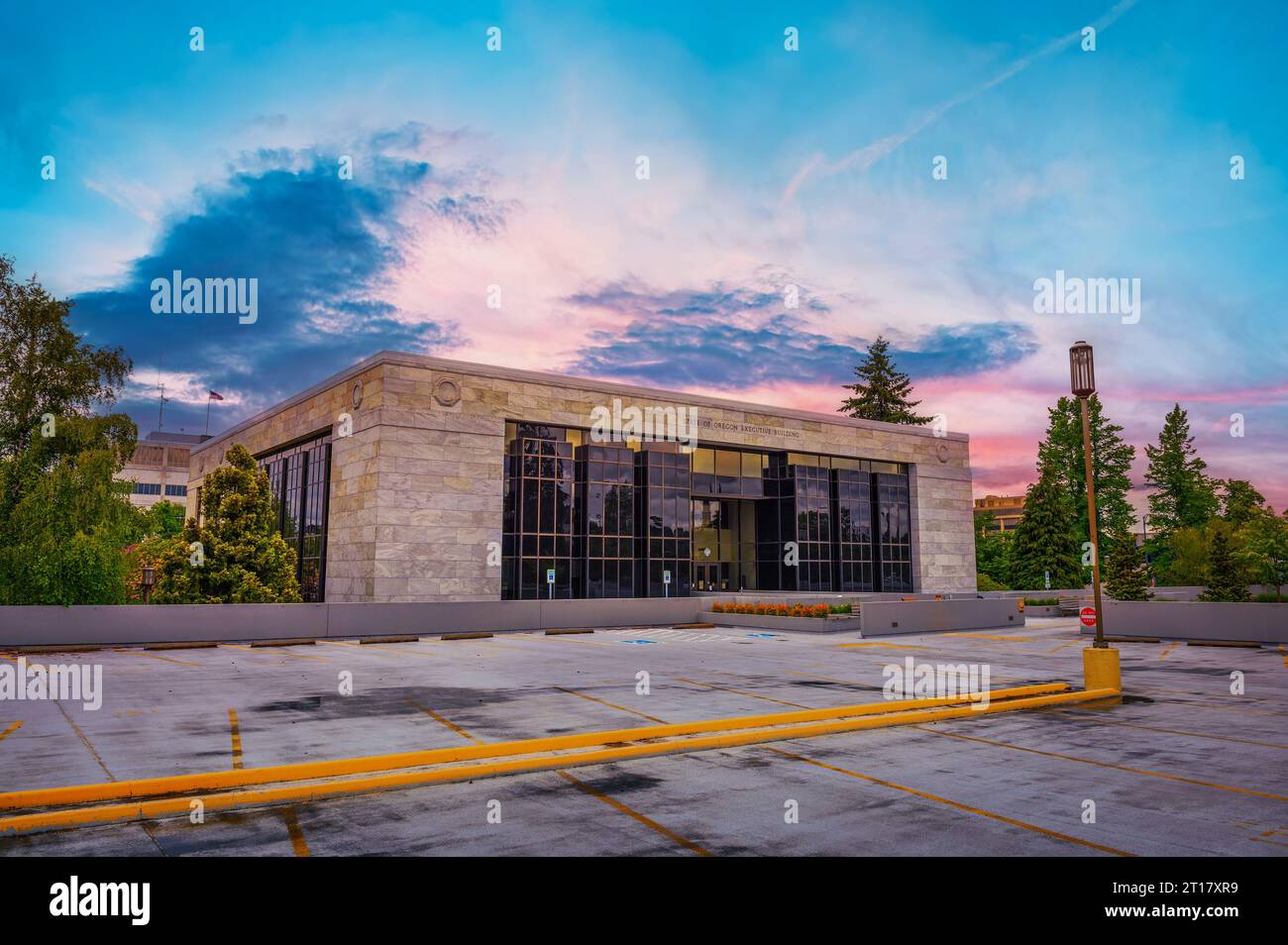 Dipartimento dei servizi amministrativi edificio a Salem, Oregon, al tramonto Foto Stock