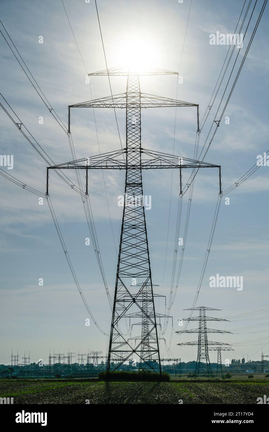 Sonne, Stromleitungen, Hochspannungsleitungen, Masten, Wartenberg, Lichtenberg, Berlino, Deutschland Foto Stock