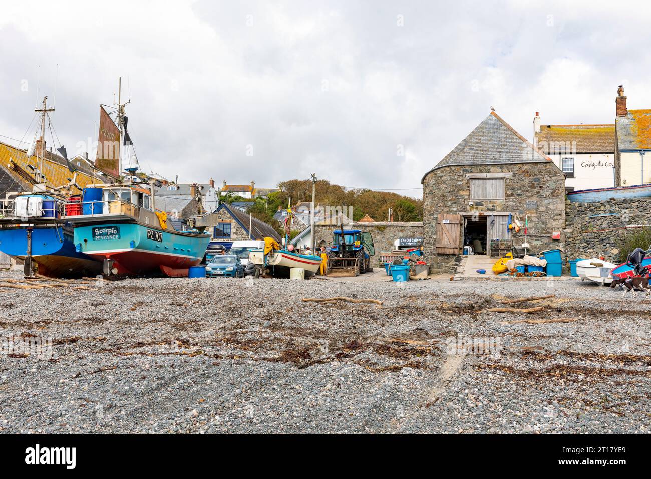 Settembre 2023, Cadgwith Village sulla penisola di Lizard in Cornovaglia, un villaggio di pescatori funzionante con barche da pesca sulla spiaggia di ciottoli, Inghilterra, Regno Unito Foto Stock