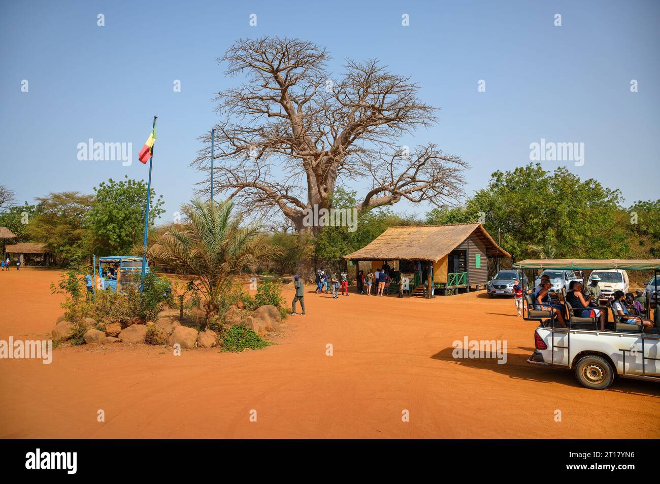 I turisti si preparano per un safari nella riserva di Bandia, Senegal Foto Stock