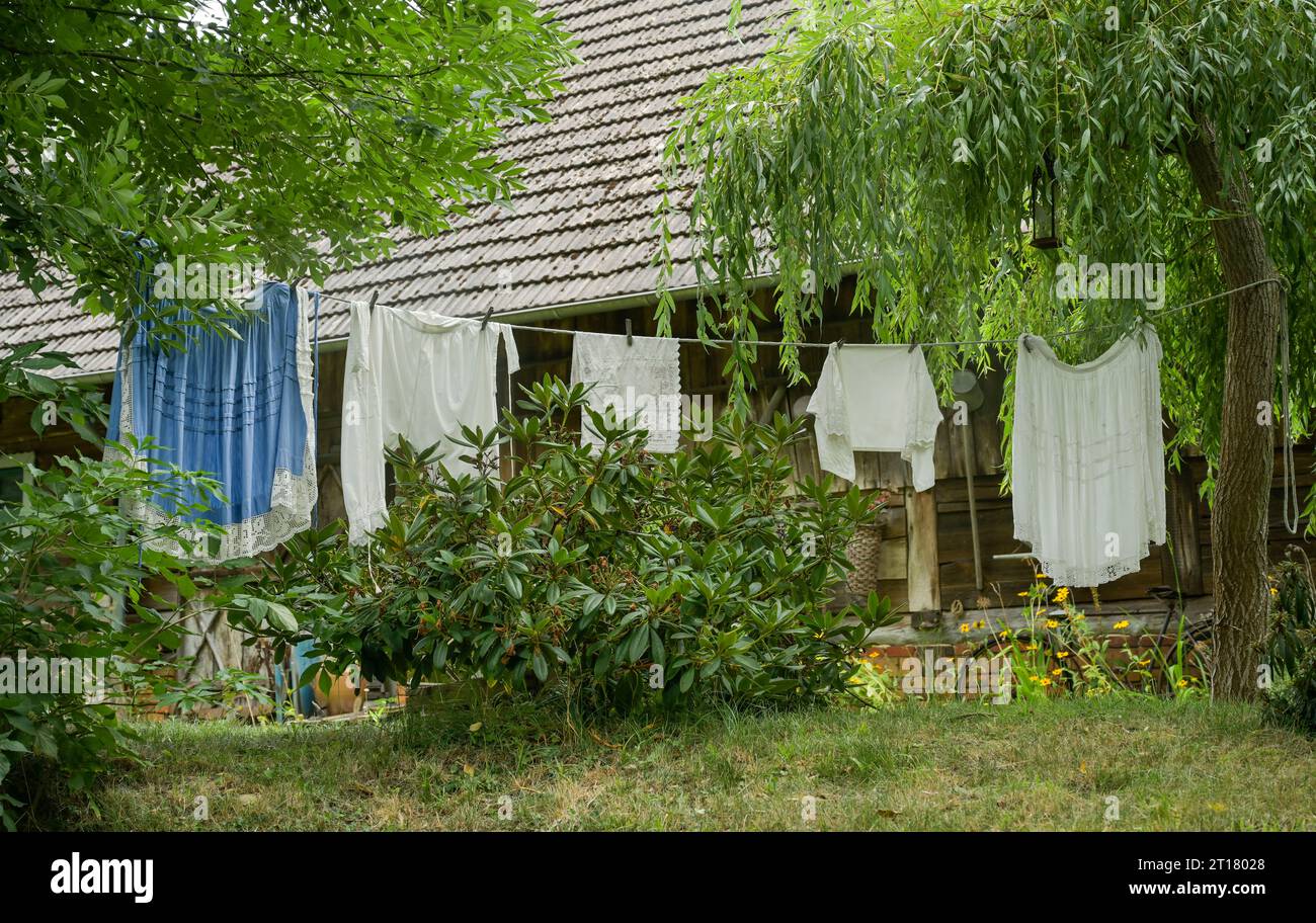 Historische Kleidung, Wäscheleine, Haus am Scheidungsfließ nahe Burg, Spreewald, Brandeburgo, Deutschland Foto Stock