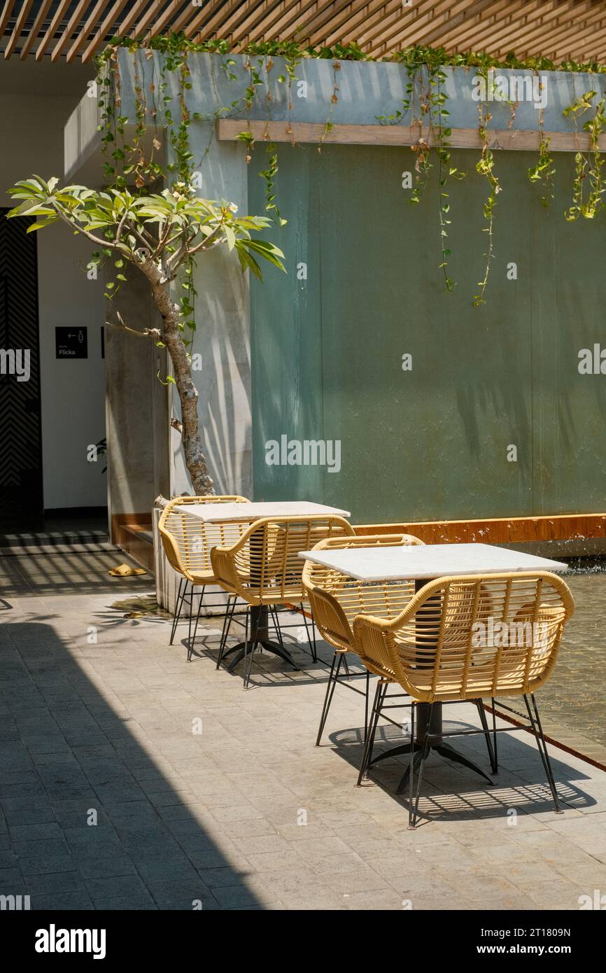 Il nostro caffè di ispirazione svedese vi accoglie con una parete di vetro e offre una vista sull'esterno. Decorata con una cascata Foto Stock