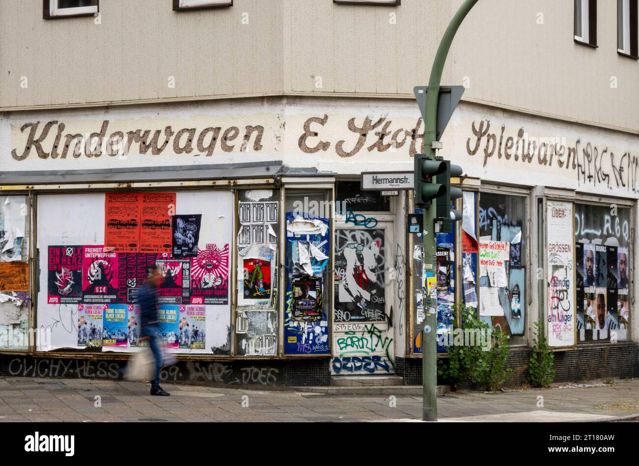 Berlino, Germania. 9 ottobre 2023. Un uomo cammina davanti a un ex negozio abbandonato che necessita di ristrutturazione nel quartiere di Neukölln. (A dpa "sullo studio a lungo termine "i timori dei tedeschi 2022" dell'assicurazione R-V") credito: Monika Skolimowska/dpa/Alamy Live News Foto Stock