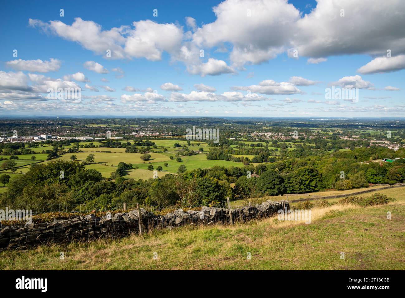 Vista di Macclesfield e della pianura del Cheshire dal sentiero Gritstone vicino a Bollington, in Inghilterra. Foto Stock