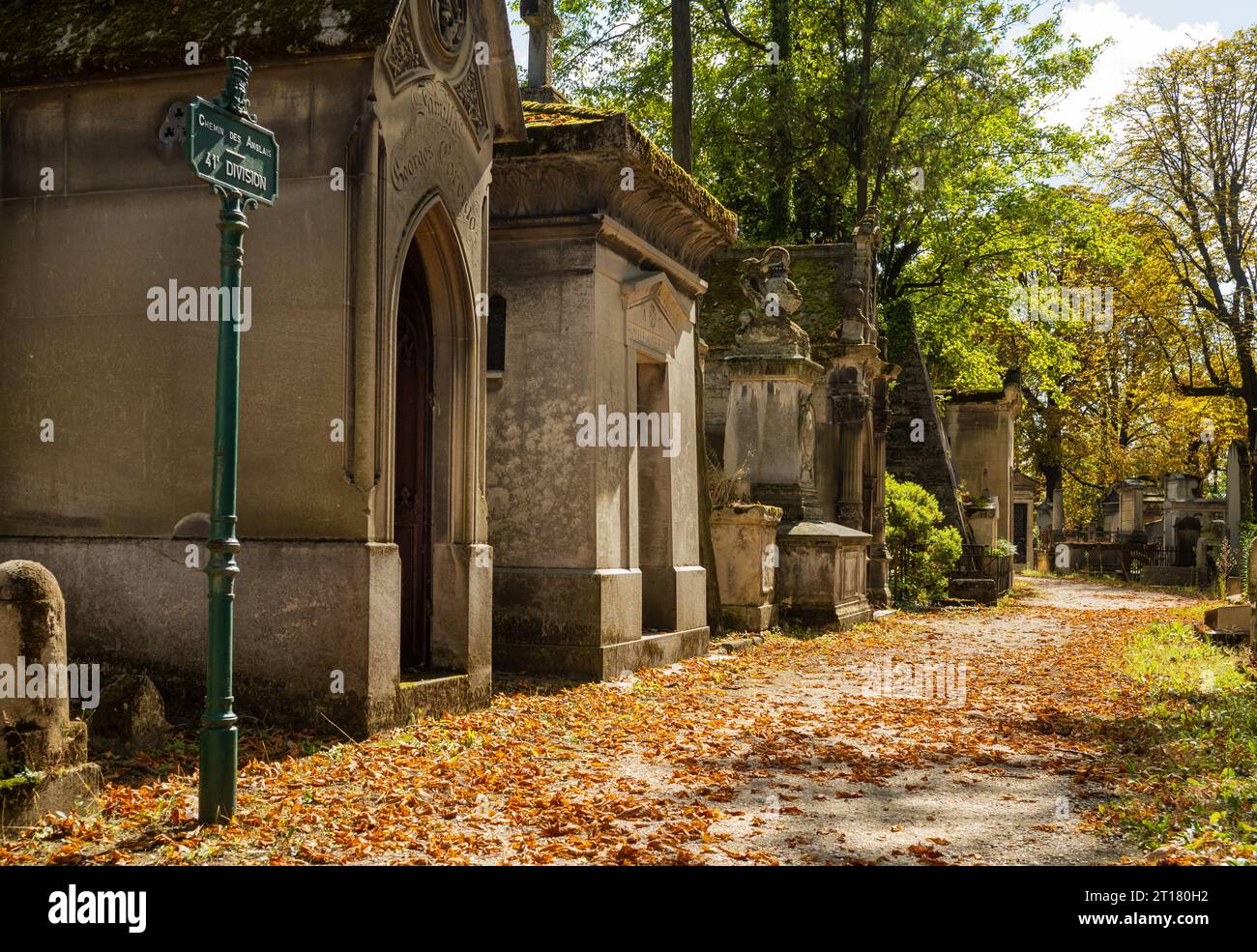 Un sentiero alberato con elaborate tombe di famiglia cattoliche del XIX secolo nel famoso cimitero Pere Lachaise a Parigi, in Francia. Foto Stock