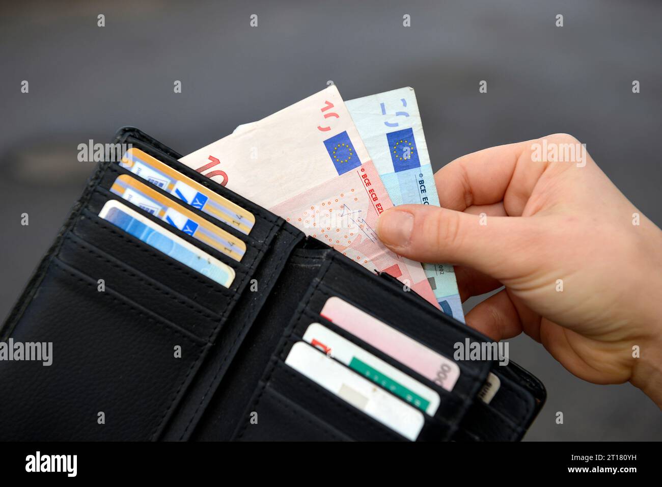 Ein Mann Hat nur noch 30 Euro in Seiner Geldbörse, Retguthaben, unzureichend, Hartz IV, Bürgergeld, Arbeitslos, Foto Stock