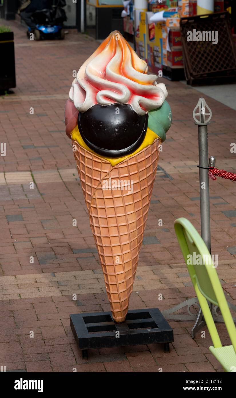 Un gelato gigante fuori da un negozio, High Street, Rugby, Warwickshire, Inghilterra, REGNO UNITO Foto Stock