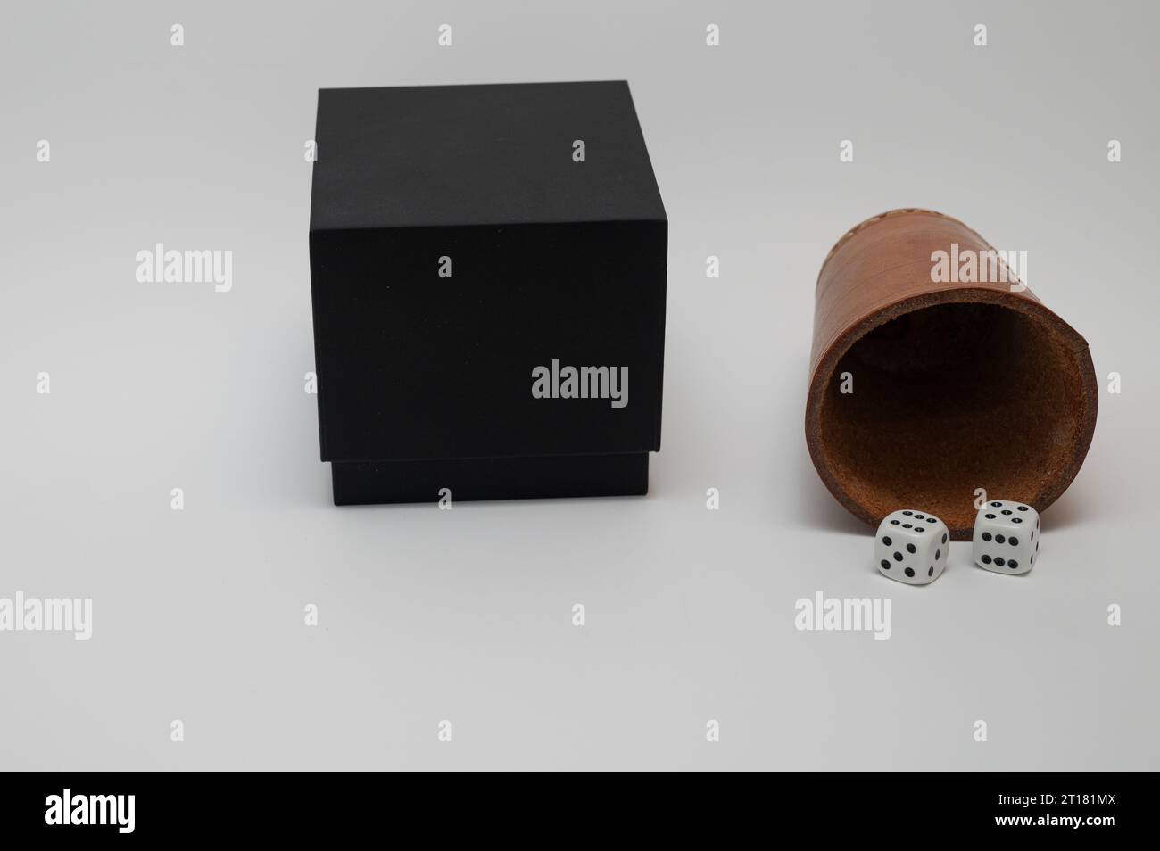 Gioco di Natale con dadi e un pacco nero Foto Stock