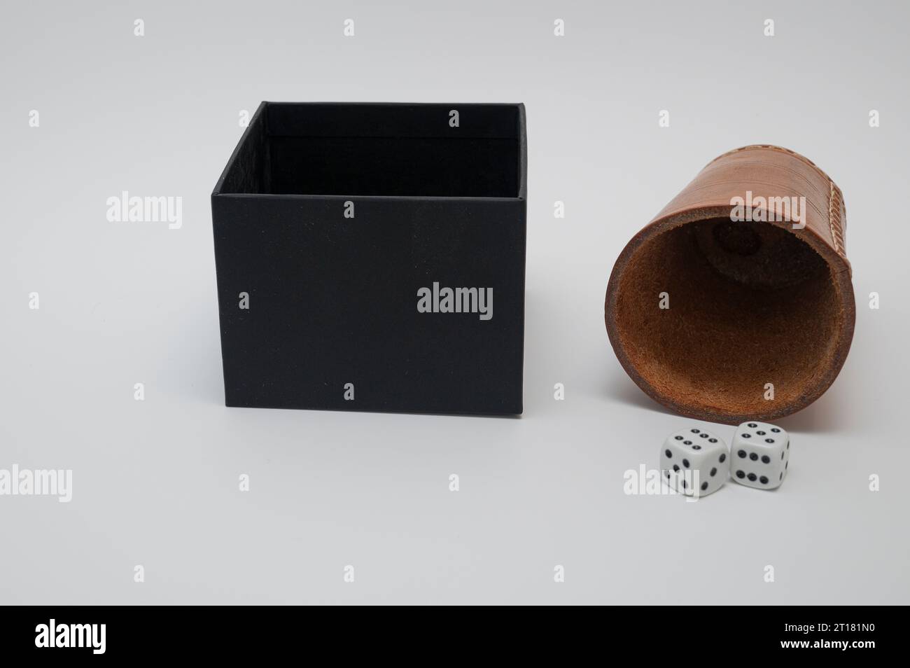 Gioco di Natale con dadi e scatola nera vuota Foto Stock